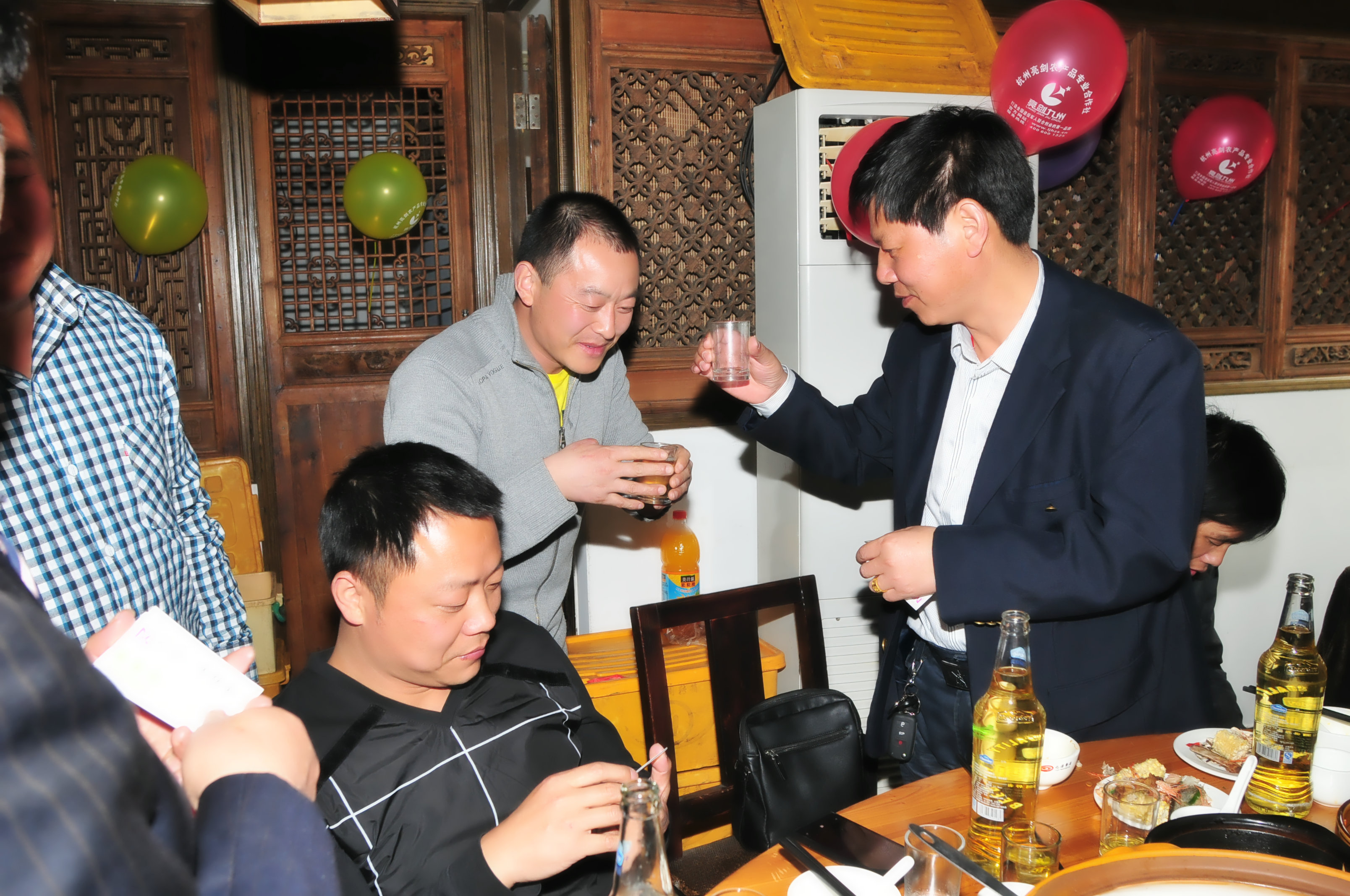二师会长与跆拳道教练.JPG